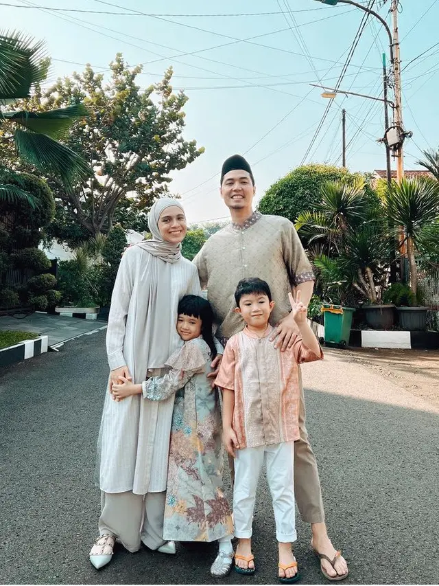 Inspirasi Baju Tunik Lebaran Simple dari Artis Tanah Air