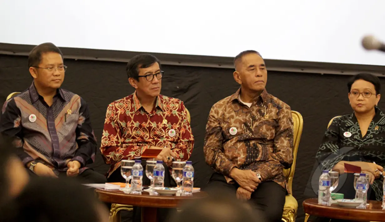 Sejumlah Menteri tampak hadir saat rapat di Istana Bogor bersama Presiden Jokowi., Jawa Barat, Senin (16/2/2015). Rapat tersebut membahas tiga bulan kinerja Kabinet Kerja Jokowi(Liputan6.com/Faizal Fanani)