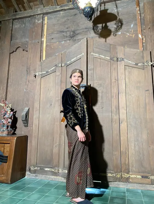 Dul lengkapi busananya dengan blakon dan aksesori emas layaknya pengantin pria Jawa [@duljaelani]