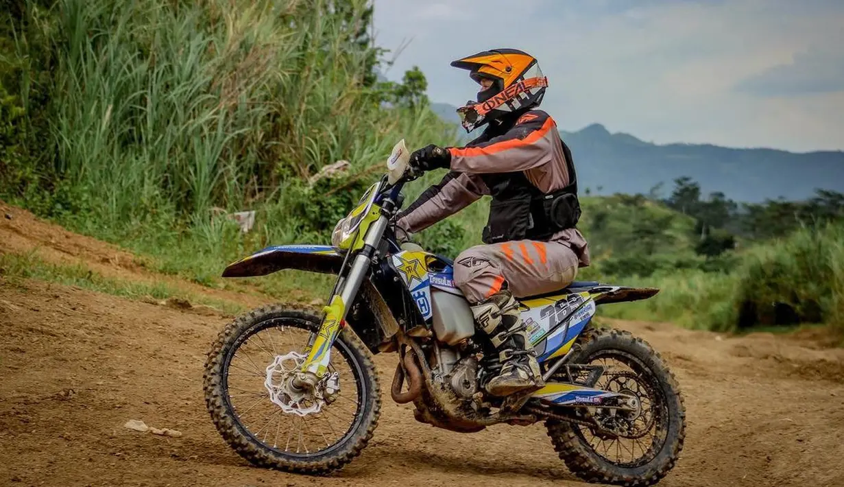 "Billy Syahputra! Setuju kan lu, kalau lu pernah bilang ke gua kalau mantan gua, Tyas, pas lu SMP, adalah salah satu fantasi lu!" celetuk Raffi Ahmad dalam acara OVJ yang mengudara baru-baru ini. (Instagram/bilsky16)