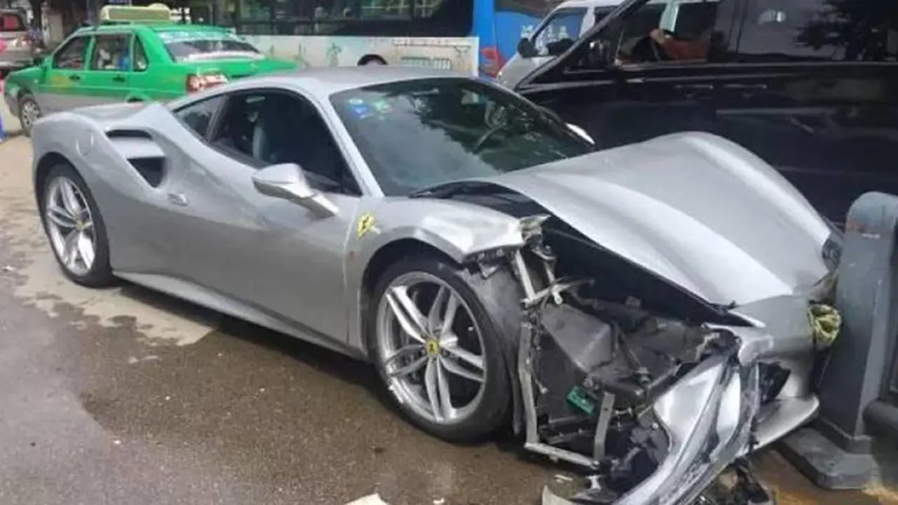 Korbankan Ferrari demi Selamatkan Anjing, Sayang Berakhir Pilu