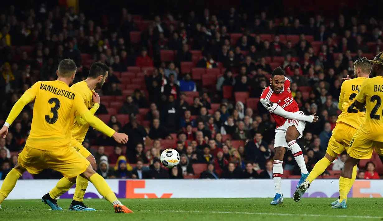 Penyerang Arsenal, Pierre-Emerick Aubameyang (tengah) menendang bola dari kawalan empat pemain Standard Liege pada lanjutan pertandingan grup F Liga Europa di Stadion Emirates, London (3/10/2019). Arsenal menang telak 4-0 atas Standard Liege. (AFP Photo/Glyn Kirk)