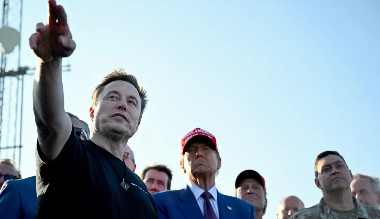 Donald Trump tiba sekitar satu jam sebelum peluncuran uji terbang roket SpaceX Starship. (Brandon Bell/Getty Images North America/Getty Images via AFP)