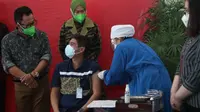 Wali Kota Malang, Sutiaji dan peserta vaksinasi Covid-19 yang digelar pelaku industri jasa keuangan di kota itu pada Sabtu, 24 Juli 2021 (Humas Pemkot Malang)