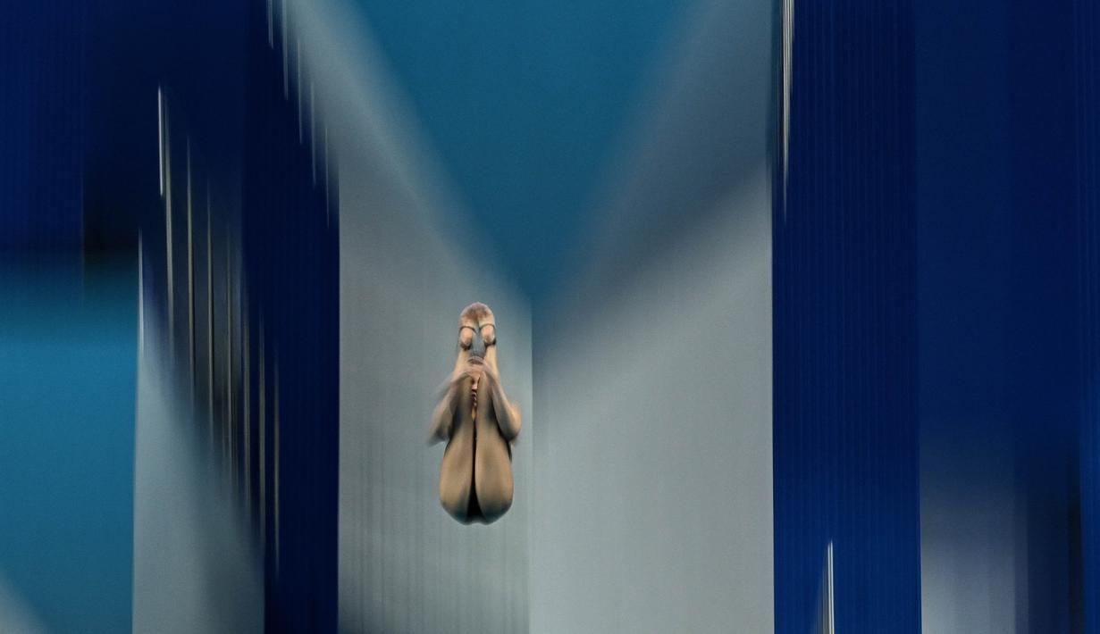 Atlet loncat indah asal Malaysia, Pandelela Pamg, berlomba dalam final 10 meter platform diving wanita dalam Asian Games 2022 Hangzhou di China, Selasa (3/10/2023). (AFP/Manan Vatsyayana)