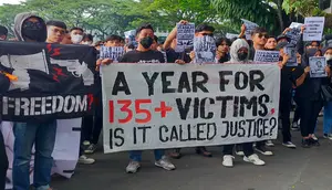 Aktivis BEM Malang Raya menggelar Aksi Kamisan di Malang pada Kamis, 16 Maret 2023. Mereka memprotes proses persidangan tragedi Kanjuruhan yang menjatuhkan vonis ringan kepada para terdakwa (Liputan6.com/Zainul Arifin)