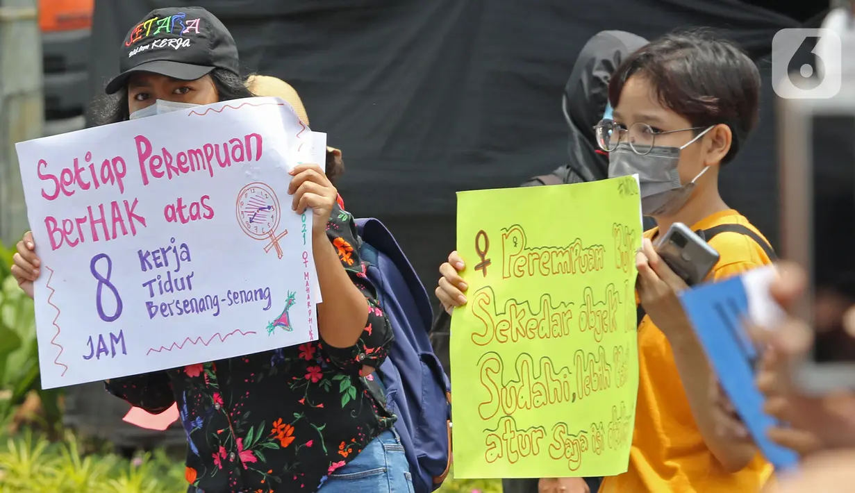 Aksi aktivis Perempuan Mahardhika memperingati Hari Perempuan Sedunia di Kawasan Patung Kuda Arjuna Wijaya, Jakarta, Senin (8/3/2021). Mereka meminta segera pemerintah mengesahkan RUU Perlindungan PRT, Ratifikasi Konvensi ILO 190 beserta rekomendasi 206. (Liputan6.com/Herman Zakharia)
