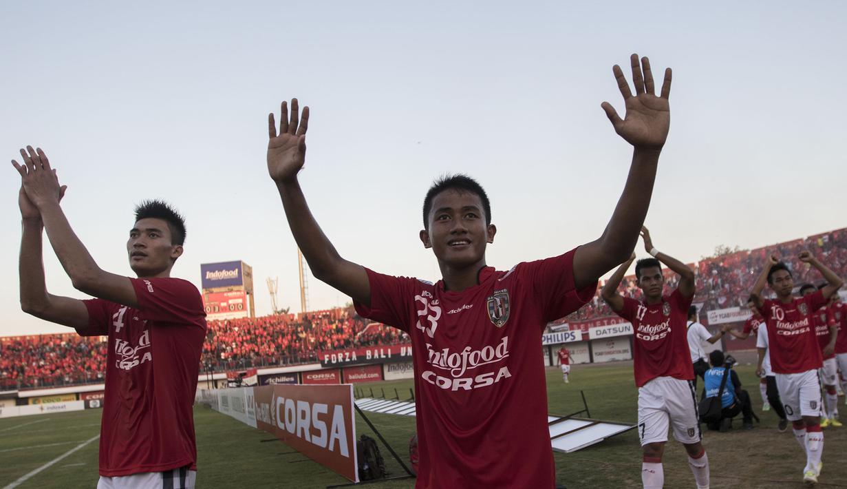 Kalem, tidak banyak bicara, dan santun. Tiga kata itulah yang pas untuk menggambarkan sosok pemain sayap lincah milik Bali United, Bayu Gatra. (Bola.com/Vitalis Yogi Trisna)