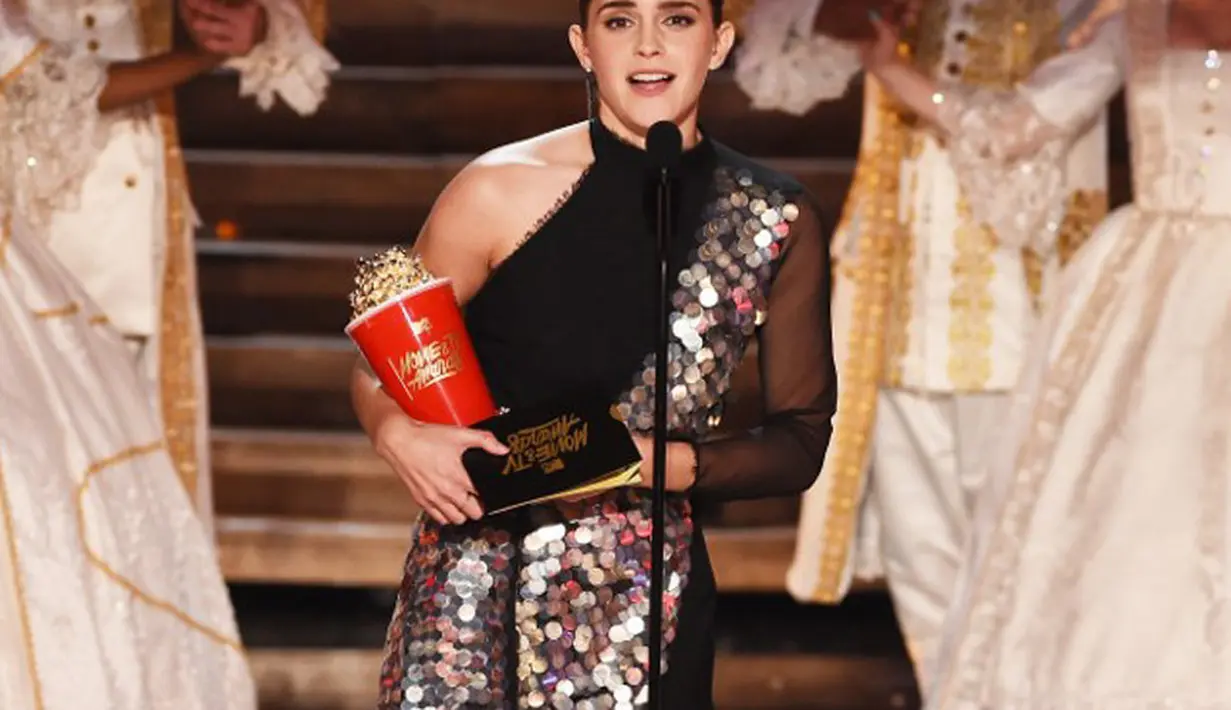 Kepiawaian Emma Watson dalam berakting kembali ia buktikan dengan penghargaan yang diterimanya dalam ajang penghargaan MTV Movie Awards 2017. Film Beauty and the Beast lah yang membawanya menjadi pemenang. (AFP/Bintang.com)