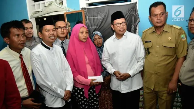 Menteri Agama Lukman Hakim Saifuddin dan Bupati Purwakarta mengunjungi keluarga pria yang dibakar hidup-hidup itu di kediaman mereka di Bekasi