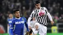 Penyerang Juventus, Alvaro Morata, berusaha melewati gelandang Sassuolo. Pada laga itu Juventus lebih menguasai jalnnya laga dengan penguasan bola 54 persen. (Reuters/Giorgio Perottino)