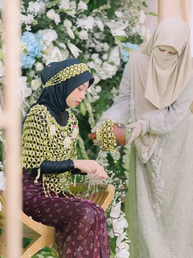 Busana Pernikahan Adiba Khanza anak Umi Pipik
