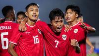 Sejumlah pemain Timnas Indonesia U-20 merayakan gol yang dicetak oleh Figo Denis pada laga Kualifikasi Piala Asia U-20 2025 melawan Maladewa di Stadion Madya, Senayan, Jakarta,&nbsp;Rabu (25/09/2024). (Bola.com/Bagaskara Lazuardi)