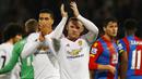 Striker Manchester United, Wayne Rooney menyapa suporter usai menjalani laga Liga Inggris melawan Crystal Palace di Selhurst Park, Inggris, Sabtu (31/10/2015).(Reuters/Darren Staples)