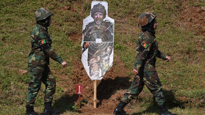 Dua kadet tentara wanita Afghanistan bersiap mengikuti latihan menembak selama program pelatihan militer di Akademi Pelatihan Perwira di Chennai, India (12/12/2019). Sebanyak dua puluh kadet tentara Afghanistan mengikuti program latihan militer tersebut. (AFP/Arun Sankar)