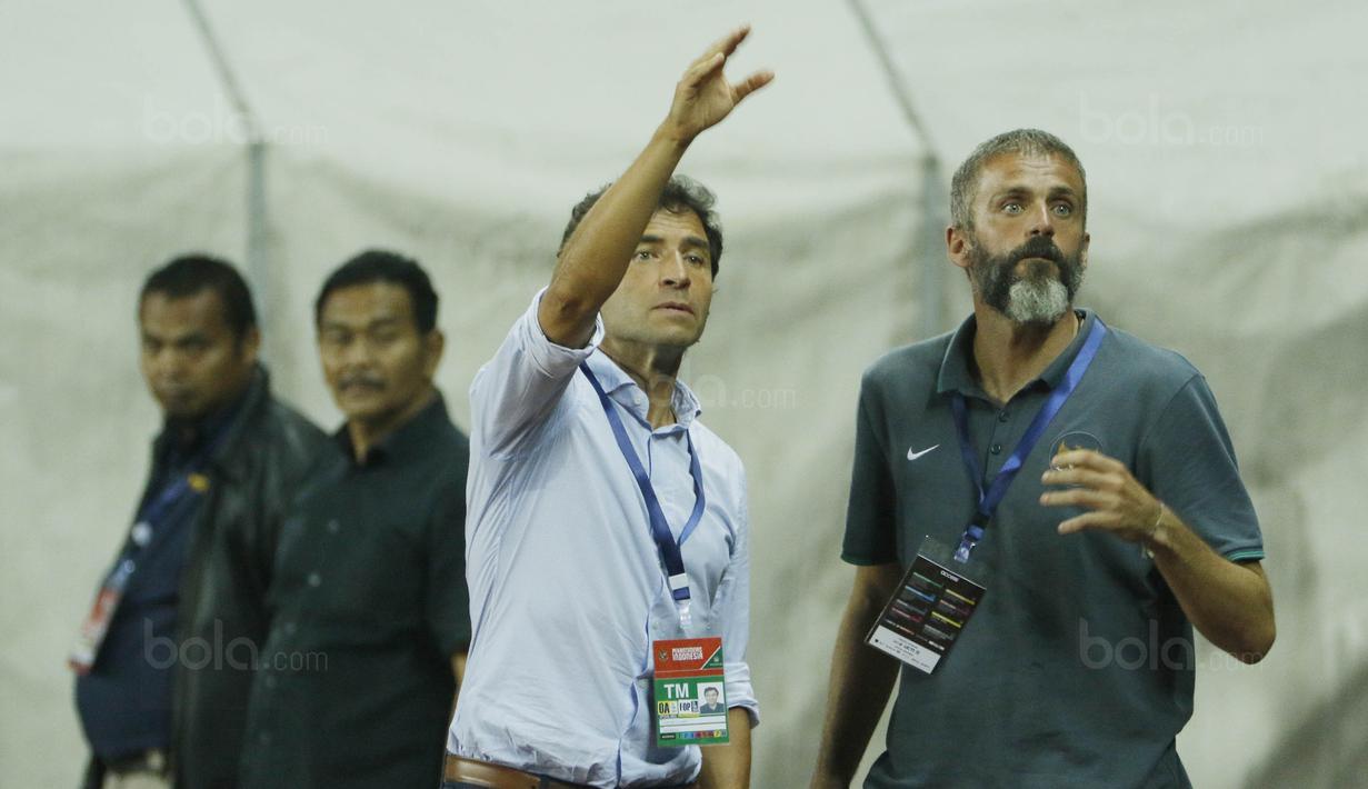 Pelatih Indonesia, Luis Milla, memberikan arahan kepada anak asuhnya saat pertandingan melawan Guyana di Stadion Patriot, Bekasi, Sabtu (25/11/2017). Indonesia menang 2-1 atas Guyana. (Bola.com/M Iqbal Ichsan)
