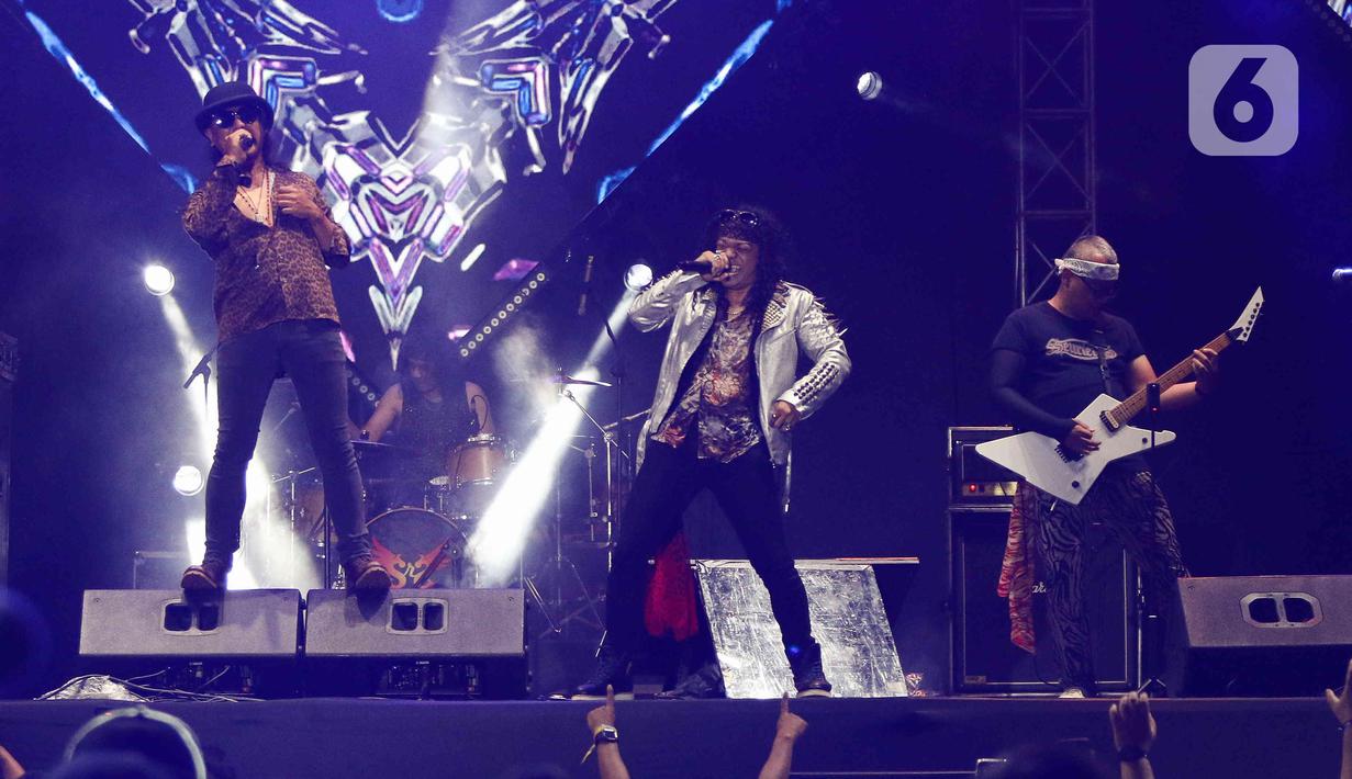 Penampilan Band Rock Seurieus x Candil di atas panggung Everblast Festival 2023 di Gambir Expo Kemayoran, Jakarta, Sabtu (4/3/2023). Panggung Everblast Festival 2023 menjadi saksi reuni antara Seurieus dengan sang mantan vokalis, Candil. (Liputan6.com/Herman Zakharia)
