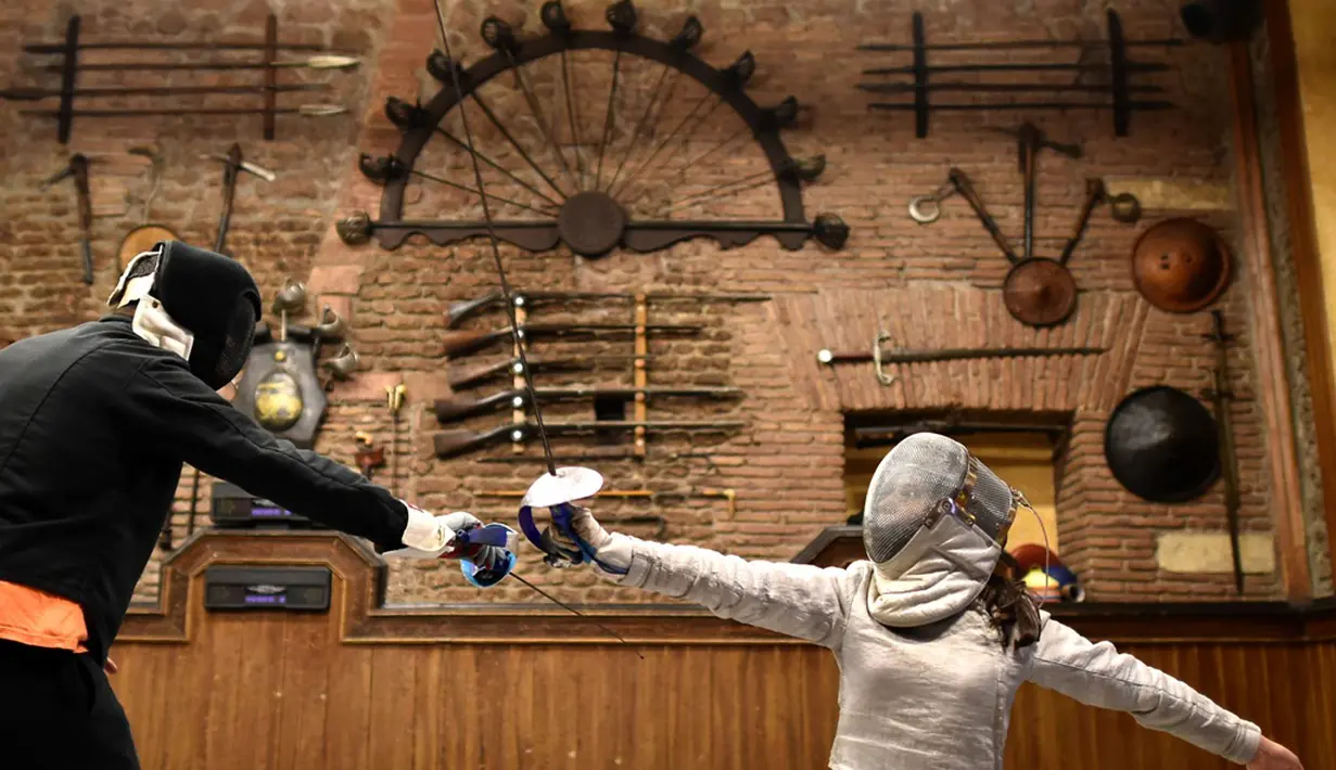 Musumeci Greco berdiri sejak tahun 1878 dan merupakan salah satu sekolah anggar tertua di dunia dan disebut sebagai padepokan anggar Italia. (AFP/Alberto Pizzoli)