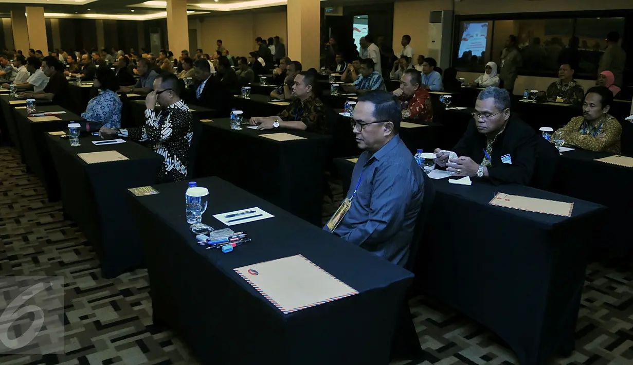 Sejumlah peserta calon anggota Komisi Kepolisian Nasional (Kompolnas) saat mengikuti tahap kedua di Jakarta, Kamis (10/3). Kompolnas mengadakan ujian tertulis kepada 81 calon anggota yang lolos administrasi pada tahap pertama. (Liputan6.com/Johan Tallo)