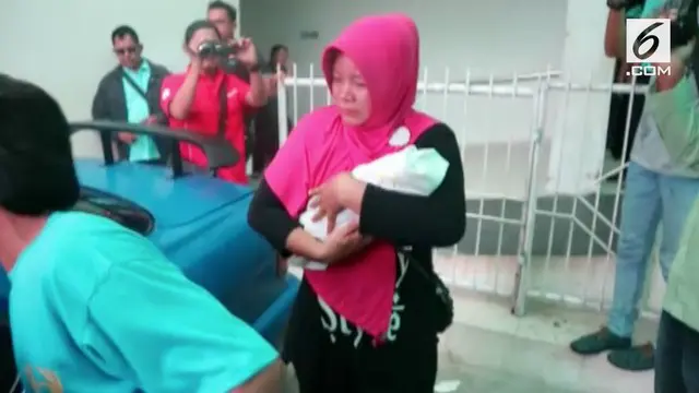 Seorang Ibu ditolak masuk rumah sakit saat akan melahirkan. Akhinya sang Ibu melahirkan di dalam mobil, dan bayi tersebut akhirnya meninggal