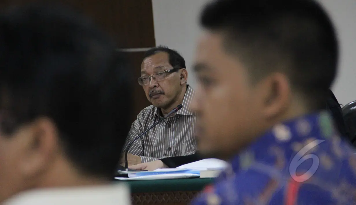 Terdakwa kasus suap Bupati Bangkalan Fuad, Direktur PT Media Karya Sentosa (MKS) Antonio Bambang Djatmiko menyimak keterangan saksi saat sidang lanjutan di pengadilan Tipikor, Jakarta, Senin (16/3/2015). (Liputan6.com/Helmi Afandi)