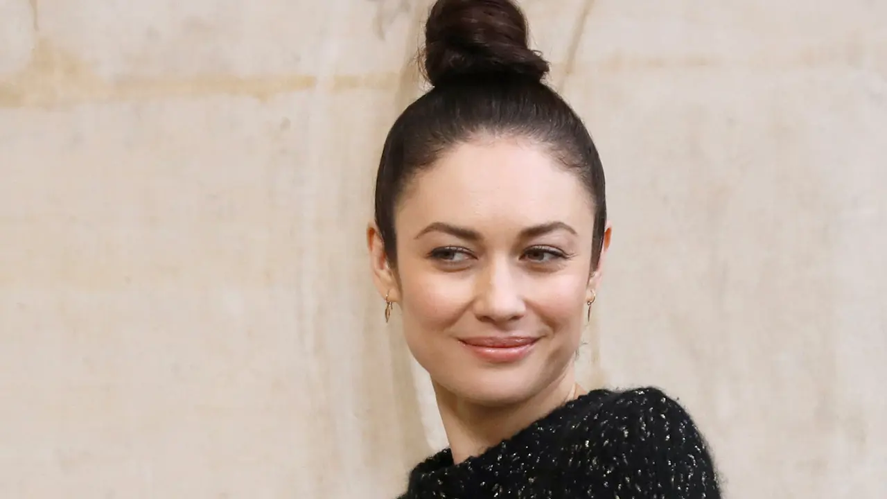 Bintang Film James Bond Olga Kurylenko Positif Corona