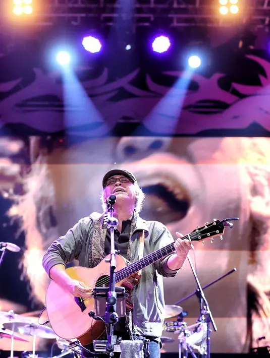 Sabtu malam (3/9/2016) menjadi hari bersejarah bagi Iwan Fals. Tepat malam itu, kali pertama ia merayakan konser bertajuk Perayaan Karya Iwan Fals, di Ancol Jakarta Utara. Menandai ultah ke-55 tahun. (Adrian Putra/Bintang.com)