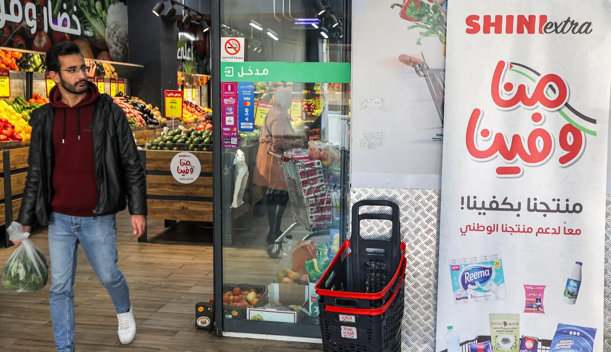 Omar Bawatneh, manajer sebuah cabang di Ramallah, memperkirakan penjualan produk Israel di toko-tokonya telah menurun hingga 30 persen sejak pecahnya perang antara Israel dan Hamas. (Jaafar ASHTIYEH / AFP)