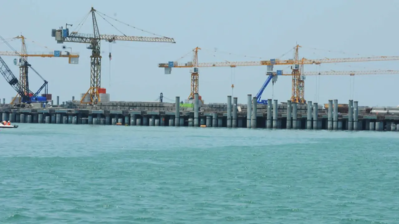 Infrastruktur harus dibangun untuk mendukung reindustriaisasi di dalam negeri. 