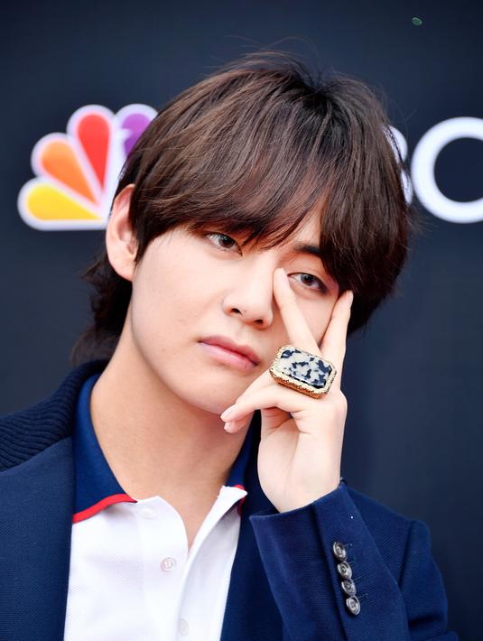 Kim Tae-hyung atau V BTS saat menghadiri Billboard Music Awards 2018, Las Vegas, Nevada, AS, 20 Mei 2018. V BTS  masuk dalam daftar 100 pria tertampan di dunia bersaing dengan pebulu tangkis Indonesia, Jonatan Christie. (Frazer Harrison/Getty Images/AFP)