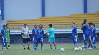 Pelatih Persib Bandung Robert Alberts memberikan pekerjaan rumah kepada pemainnya saat menjalani libur. (Huyogo Simbolon)