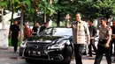 Menteri Koordinator (Menko) Bidang Perekonomian, Chairul Tanjung menjejakkan kaki di kantor KPK, Jakarta, Rabu (28/5/14). (Liputan6.com/Miftahul Hayat)