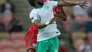 Pemain Arab Saudi Yasser Al-Shahrani (depan) berebut sundulan dengan pemain Oman Amjad al-Harthi (belakang) pada pertandingan sepak bola Kualifikasi Piala Dunia 2022 di Stadion King Abdullah Sport City, Jeddah, Arab Saudi, 27 Januari 2022. Arab Saudi menang 1-0. (AFP)