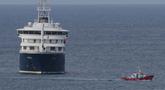 Kapal pesiar MV Hondius saat berlabuh di perairan sekitar pelabuhan Praia, Tanjung Verde, Rabu 6 Mei 2026. Tiga orang yang terinfeksi hantavirus akhirnya berhasil dievakuasi dari kapal pesiar MV Hondius di Cape Verde, Tanjung Verde. (AP Photo/Misper Apawu)