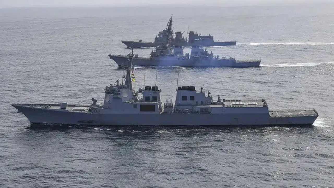 Kapal perusak Korea Selatan, Amerika Serikat, dan Jepang berlayar selama latihan pertahanan rudal bersama di perairan internasional pantai timur Semenanjung Korea, Senin (17/4/2023). (Dok. Kementerian Pertahanan Korea Selatan via AP)