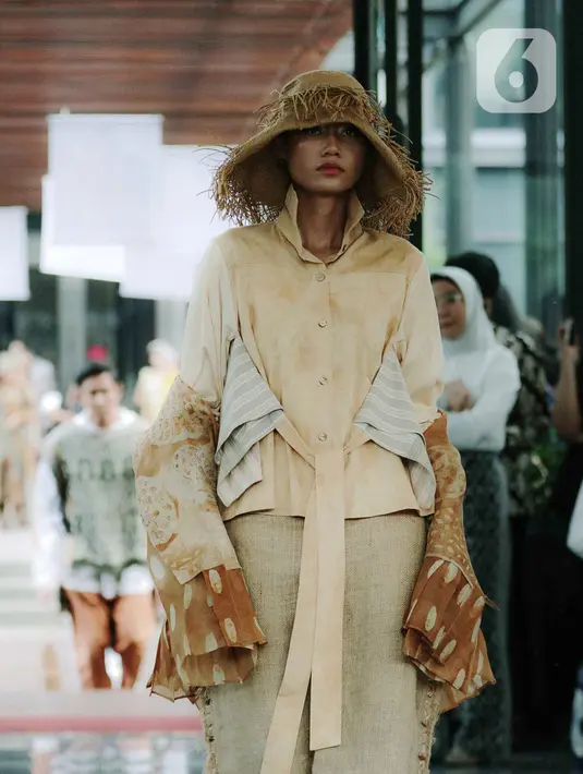 Model menampilkan rancangan busana saat Road to Indonesia Fashion Week 2020 di kawasan Hutan Kota GBK, Jakarta, Rabu (12/2/2020). Indonesia Fashion Week 2020 bertema 'Tales of the Equator' - Treasure of the Magnificent Borneo. (Liputan6.com/Faizal Fanani)