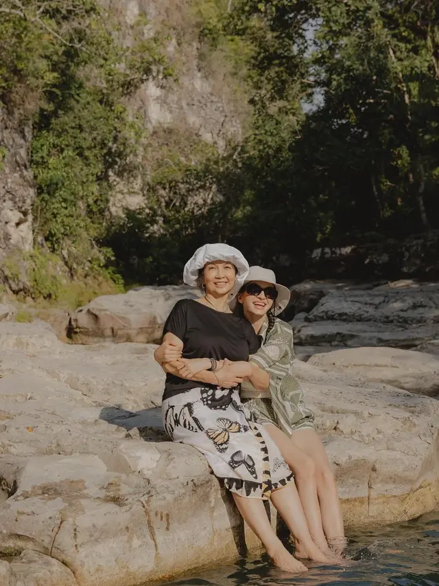 Raline Shah di air terjun (Instagram/ralineshah)