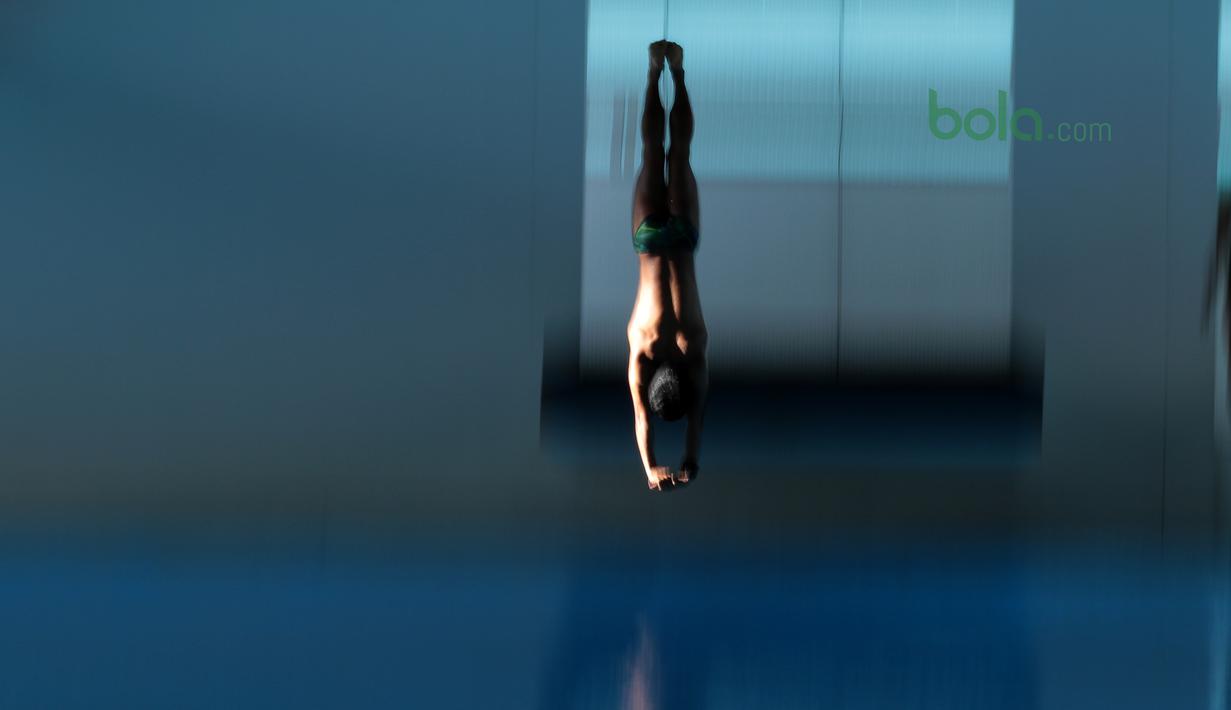 Seorang atlet loncat indah beraksi pada sesi latihan di Aquatic Center, Senayan, Jakarta, Kamis (15/3/2018). Latihan tersebut merupakan persiapan menuju Asian Games 2018. (Bola.com/Nick Hanoatubun)