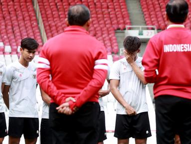 Presiden RI, Joko Widodo pada Sabtu (1/4/2023) sore mengunjungi skuad Timnas Indonesia U-20 di Stadion Utama Gelora Bung Karno (SUGBK) yang gagal tampil di Piala Dunia U-20 2023 seiring pencabutan status Indonesia sebagai tuan rumah. Dalam kesempatan tersebut Presiden Jokowi memberikan semanagat kepada seluruh pemain agar tidak terus menerus larut dalam kekecewaan dan kesedihan. Para pemain pun diberikan kesempatan mengungkapkan keinginan terpendam mereka kepada Presiden Jokowi. Usai bertemu Presiden Jokowi dan melakukan sesi latihan, skuad Timnas Indonesia U-20 pun resmi dibubarkan. (Bola.com/M Iqbal Ichsan)