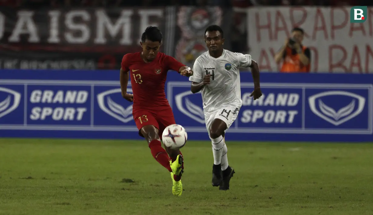 Gelandang Timnas Indonesia, Febri Hariyadi, berusaha melepaskan umpan saat melawan Timor Leste pada laga Piala AFF 2018 di SUGBK, Jakarta, Selasa (13/11). (Bola.com/Yoppy Renato)