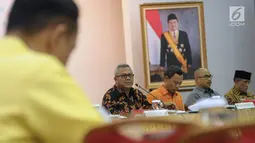 Ketua KPU, Arief Budiman (kedua kiri) menyampaikan Uji Publik Rancangan Peraturan KPU terkait Pemilu 2019 di Jakarta, Senin (19/3). Uji Publik diikuti perwakilan dari partai poltik peserta Pemilu 2019, LSM, dan PPATK. (Liputan6.com/Helmi Fithriansyah)