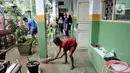 Siswa membantu membersihkan lumpur sisa banjir di SD-SMP Perguruan Rakyat 2, Kampung Melayu Kecil, Kelurahan Bukit Duri, Kecamatan Tebet, Jakarta Selatan, Senin (6/1/2020). (merdeka.com/Iqbal S. Nugroho)