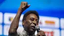 1. Pele - Top skor Brazil sepanjang masa pernah mencicipi dunia perfilman bersama aktor kawakan Sylvester Stallon di film Escape to Victory pada tahun 1981. (AFP/Mauro Pimentel)