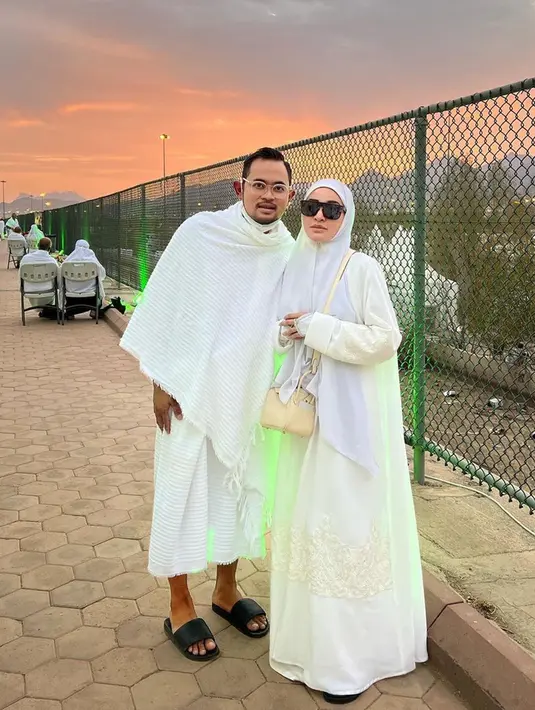 Shandy Purnamasari dan Gilang juga diketahui baru saja ikut menjalani ibadah haji. Sang istri bahkan turut membagikan momen saat keduanya berada di Tanah Suci. (Liputan6.com/IG/@shandypurnamasari)