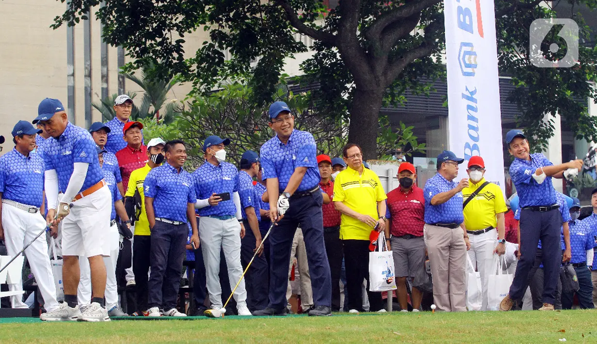 (Ki-Ka) Anggota Komisi XI DPR RI  Ahmad Hafisz Tohir, Direktur Utama Bank BTN Haru Koesmahargyo dan Wakil Ketua Dewan Komisioner OJK Terpilih Mirza Adityaswara melakukan Tea Off pada acara BTN Golf Tournament 2022 di Jakarta, Minggu (22/05/2022). BTN Golf Tournament 2022 digelar dalam rangkaian acara HUT ke 72 BTN untuk mempererat sinergi serta kolaborasi dalam menyukseskan program sejuta rumah. (Liputan6.com/HO/BTN)