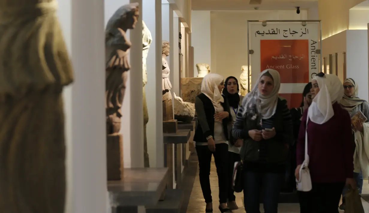 Pengunjung menghadiri upacara pembukaan kembali Museum Nasional Suriah di Damaskus, 28 Oktober 2018. Pembukaannya dihadiri pakar restorasi dan arkeolog asing, dan menuai pujian karena menjadi penanda mulai kembalinya kehidupan normal. (LOUAI BESHARA/AFP)