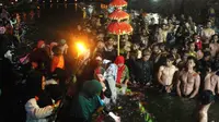Ritual Kungkum Kali Cawang Desa Banjarpanepen, Sumpiuh, Banyumas, pada Purnama ke-15 bulan Sya’ban dipercaya memperlancar rejeki dan bikin awet muda. (Foto: Liputan6.com/Muhamad Ridlo)
