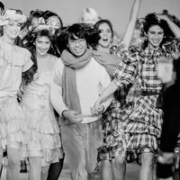 Industri fashon kembali dirundung duka, desainer legendaris Kenzo Takada tutup usia. (Foto: Harpers Bazaar)