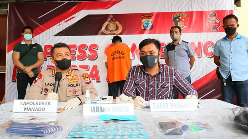 Kapolresta Manado Kombes Pol Elvianus Laoli memberikan keterangan kepada para wartawan.