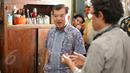 Wakil Presiden Jusuf Kalla melihat lokasi syuting film 'Athirah' di Makassar, Minggu (7/6/2015). Riri Riza menemani Jusuf Kalla berkeliling melihat lokasi syuting. (Liputan6.com/Faizal Fanani)